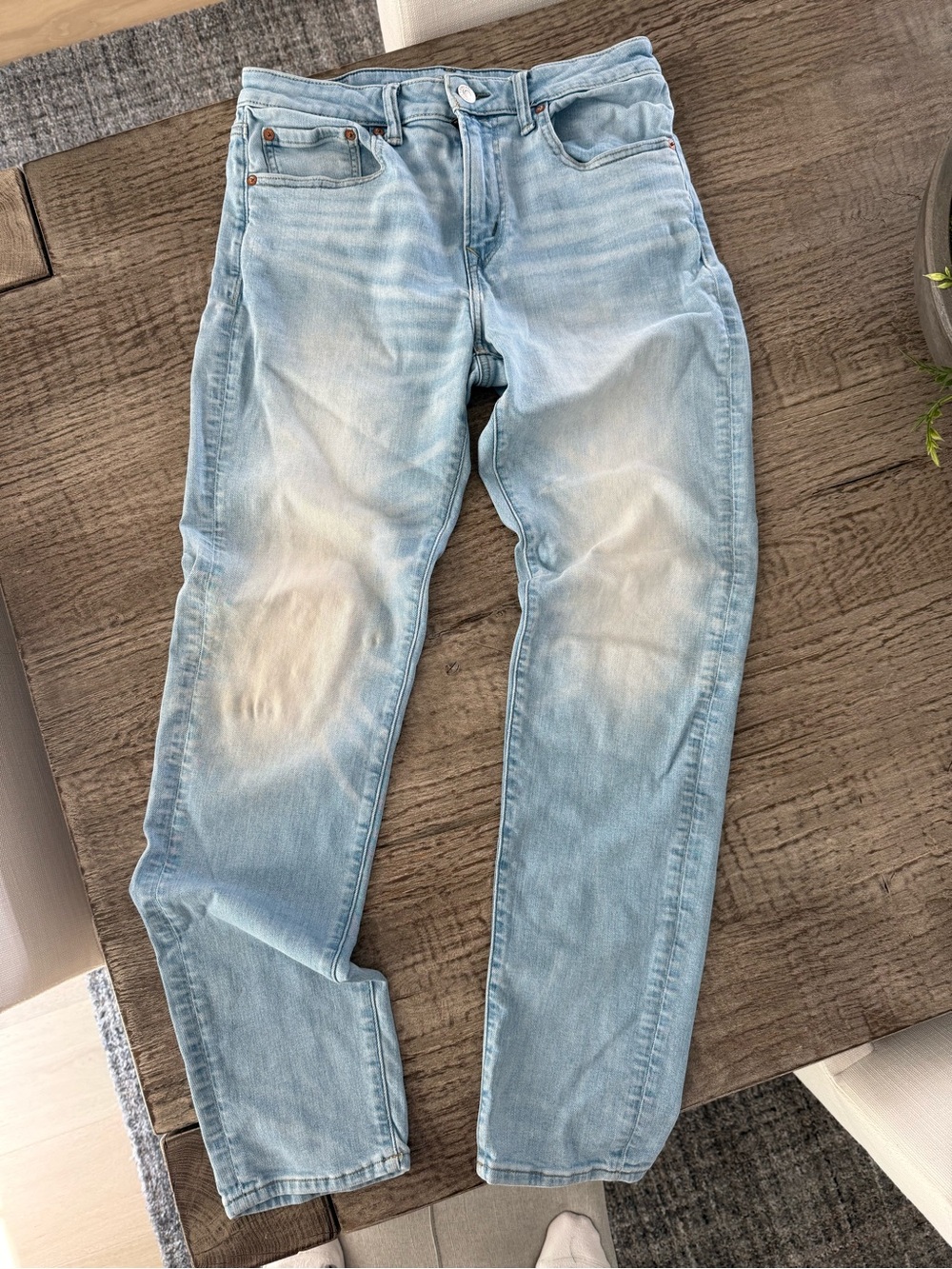American Eagle Airflex+ Athletic Fit men’s light wash jeans size 32x34